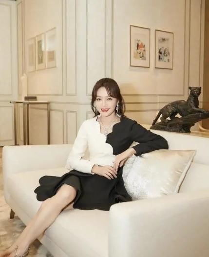  有种|有种“逆生长”叫秦岚, 穿黑白拼接裙优雅迷人, 一点不像70后