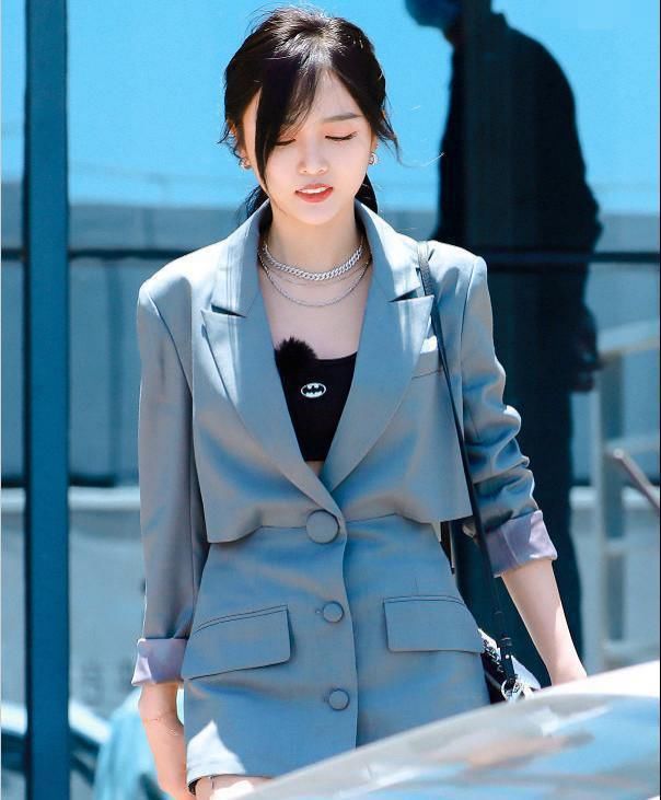  下车|吴宣仪练车穿得像个老师，下车看见她裤子，是练车还是来秀腿的？