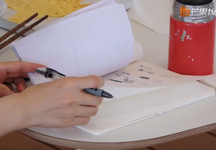  赵丽颖|中餐厅：赵丽颖在算账时，谁注意一旁保温杯？也太接地气了！