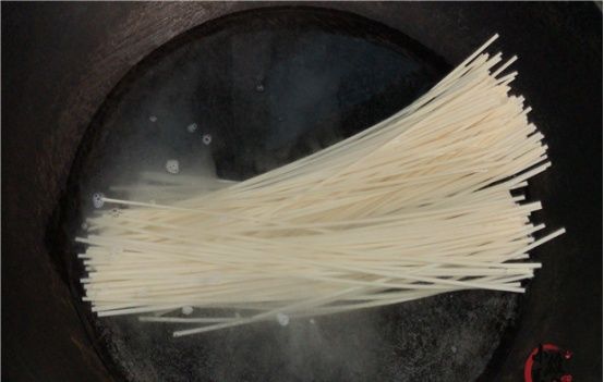  面条|煮面条时，开水下锅就错了，教你面馆的诀窍，3步煮出爽滑又筋道