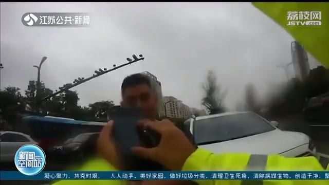  女司机|女司机雨天不敢开车 喊朋友“帮忙”，对方无证驾驶追尾