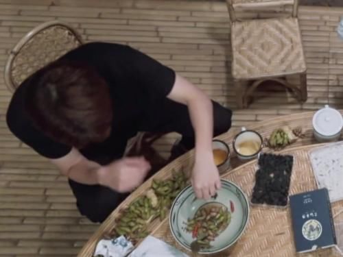  做饭|《向往4》黄磊做饭刚曝造假，毛豆也能凭空出现？网友：真当我傻！