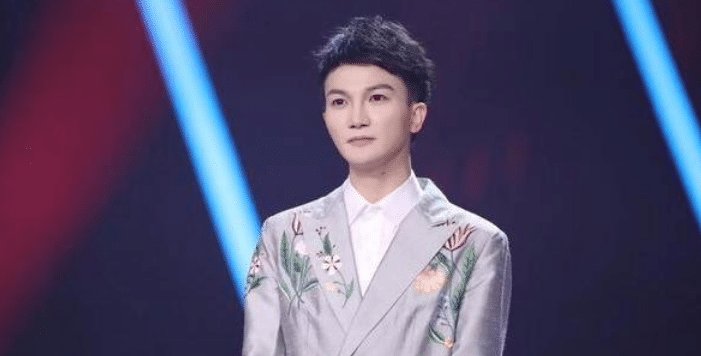  直呼|周深被迫“营业”, 惨遭小鬼腾空抱起! 网友直呼看到了“自己”