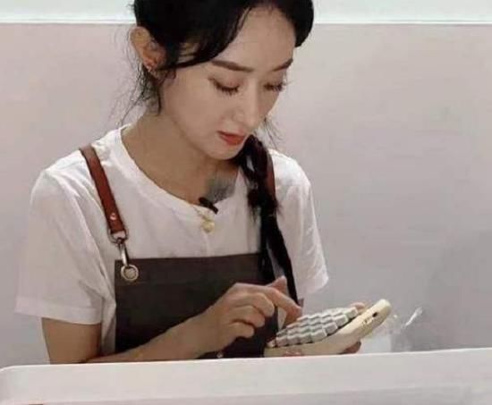  杀青|赵丽颖、杨超越谁的地位高？《中餐厅》杀青照中的站位一目了然