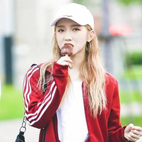  回应|孟美岐第一次见蔡徐坤就鞠躬90度，谁注意坤坤的回应？素养真装不出