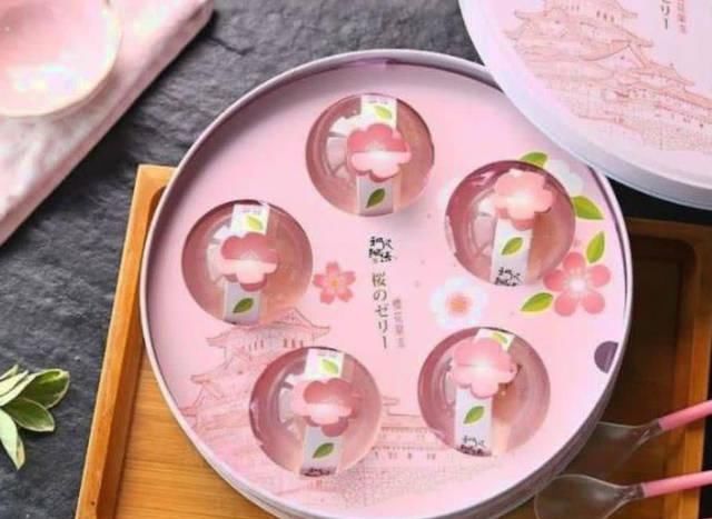 半空|五款包装好看的小零食，其实在“偷工减料”，面包一半实心一半空