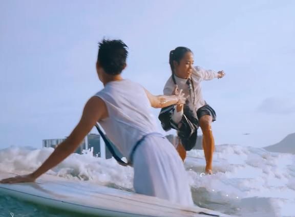  吃醋|她是第一个王一博主动击掌，还公开撒糖，粉丝没资格吃醋的女生