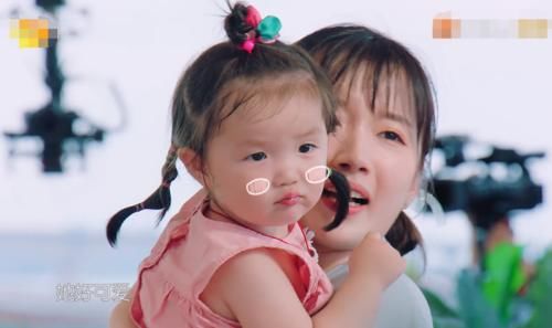  脱口|赵丽颖抱来神似李浩菲的小孩，谁注意她脱口的评价？懂了何炅的眼光！