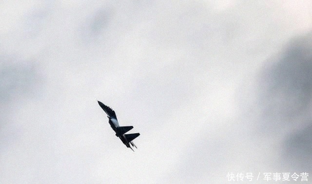 弹射|一架苏30战斗机坠毁,飞行员成功弹射逃生,西部战区:这是一次警告