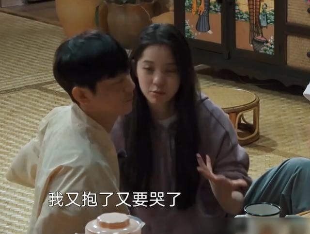  压力|欧阳娜娜压力有多大？节目中途躲进何炅怀里哭，还说每天都在失眠
