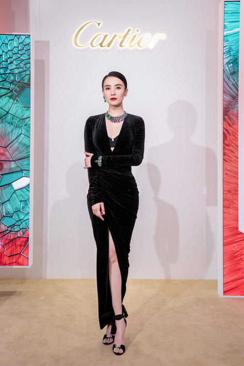 造型|宋佳造型真圈粉，穿丝绒裹身裙复古明艳，真是40＋女性穿搭教科书