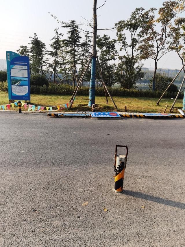随意|追踪丨贾鲁河堤顶禁行路段档杆被破坏、机动车随意通行？