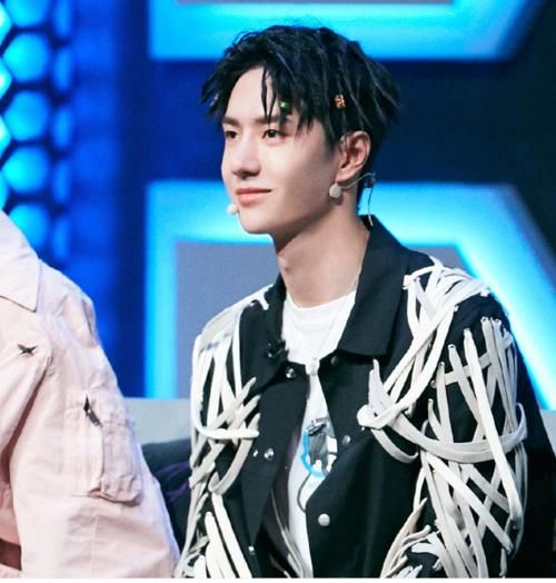  脱妆|王一博街舞现场受关注，遭遇镜头怼脸拍，脱妆后的样子太真实：哪像23岁