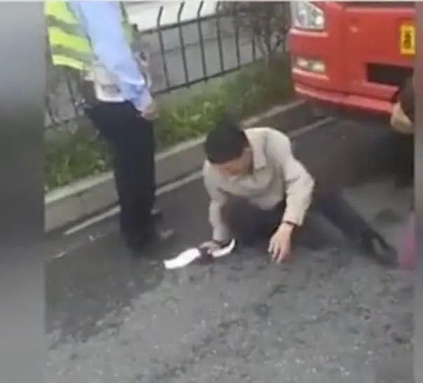  记分周期|货车司机违章12分被扣完，当场跪下大哭