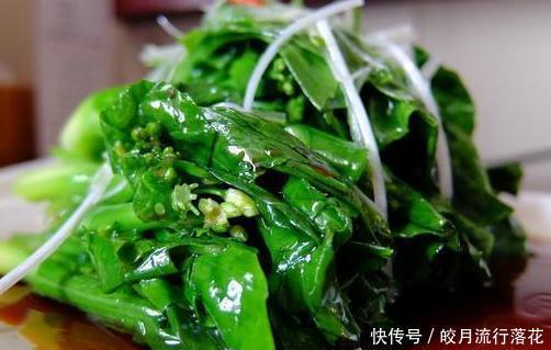 翠绿|炒青菜时,直接下锅是不对的,掌握3个小窍门,青菜翠绿不出水