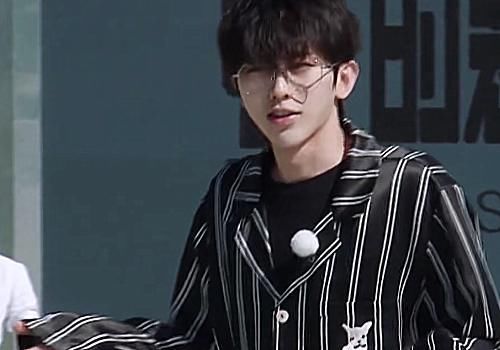  节目组|奔跑吧其他成员都穿家居服走秀，唯独baby盛装打扮，节目组过分了