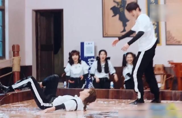  一望而知|baby在追逐中滑倒，看清蔡徐坤的下意识反应，真实素养一望而知