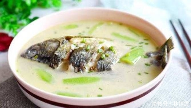 好喝|怎么把鲫鱼汤做的又白又浓,两个细节要注意,汤汁才会又白又好喝