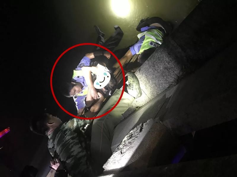  背影|你们救人的背影，真帅！