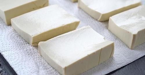  轻轻|煎豆腐容易碎，掌握这五个技巧，让你煎出来的豆腐完整又美味