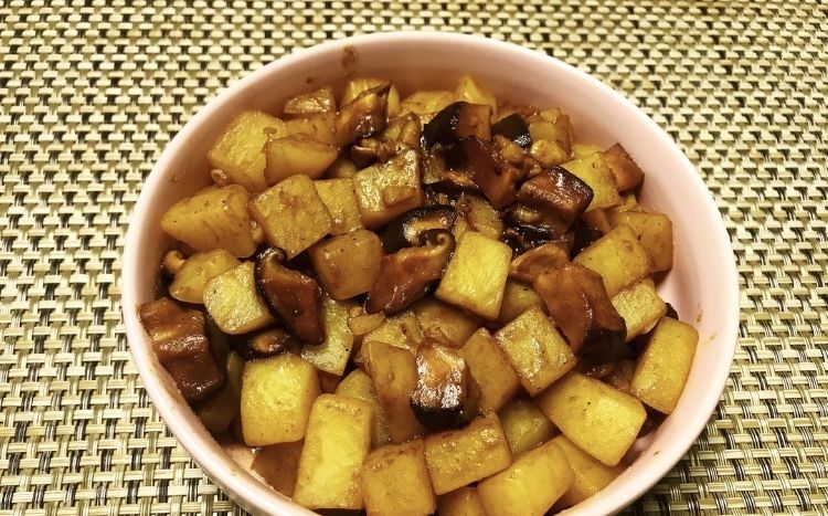  油腻|香菇烧土豆，不需要肉，同样很香，还不油腻