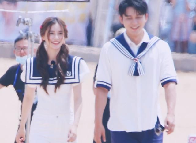  甜美|跑男最后一期录制路透，baby穿水手服甜美，我却关注另外两位女生