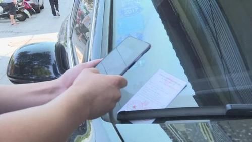 乱放|注意了！临川城管重拳出击，整治城区人行道机动车乱停乱放！