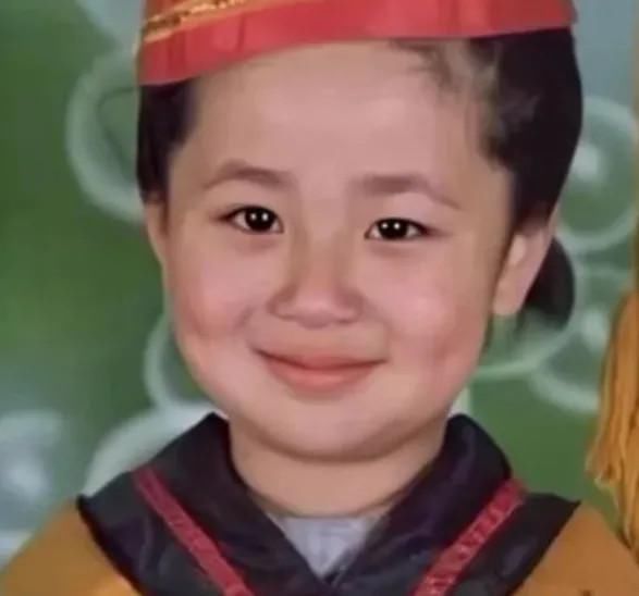  童年|4个顶级流量明星的童年照，热巴一眼认出，最后一个粉丝也认不出！