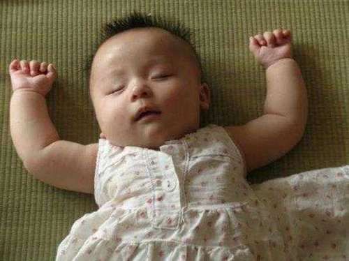 宝宝|新生儿“投降式睡姿”会累吗了解真相后,妈妈再也不给宝宝纠正了