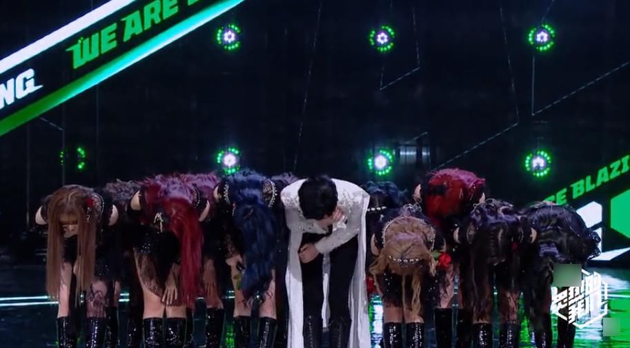  炙热|SNH48告别《炙热》舞台，吴宣仪噘嘴看似有点小失落，粉丝也有话说