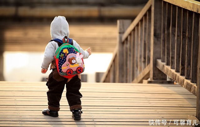 孩子|乖巧小男孩的感人瞬间，教养对于孩子来说有多重要