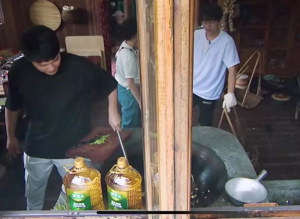 对待|《向往》他不满黄磊差别对待连催10次鹿晗去干活,原因却很暖心