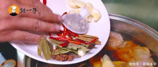 解馋|老刘做10斤酱大骨,双手抱着大口吃肉,过瘾又解馋,看饿了