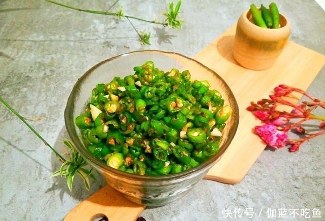 此个|腌辣椒不要只放盐了,学会此个秘制腌法,香辣美味,比吃肉还香