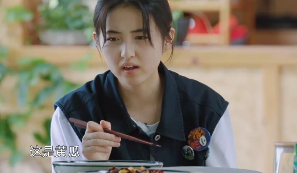  足够|张子枫吃米饭，镜头拍到她碗里的米饭分量惊人，足够我吃三顿了