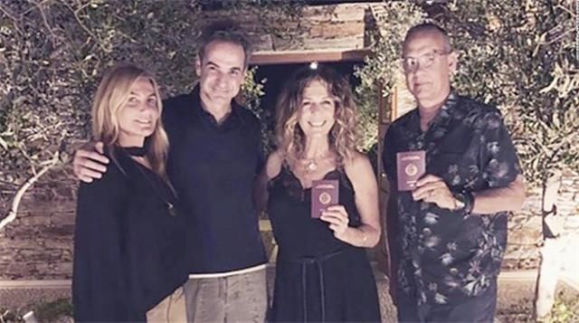  夫妇|汤姆·汉克斯夫妇成为希腊公民 持护照与总理合照