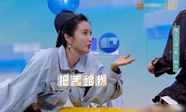  公司|快本：李冰冰要牵王一博的手，一博乖乖照做，但他的表情却太好笑