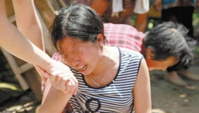 小孩|两小孩落水，父亲先救自己孩子，另一家长质问：为啥不先救我的？