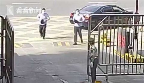  民警|哨兵门口执勤民警向他跑来 随后一幕太感人……