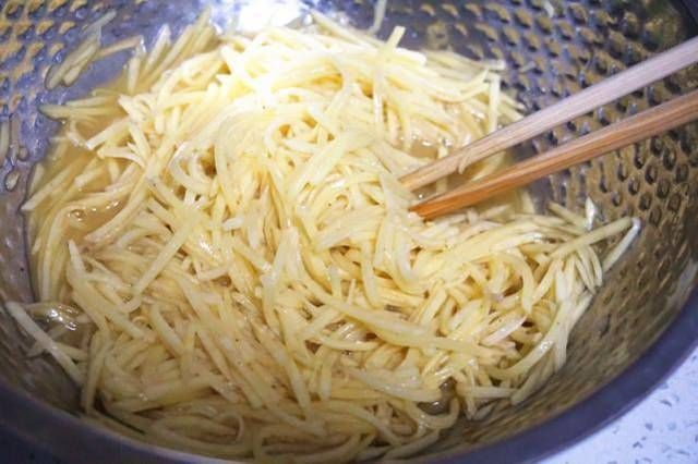  入锅|这种可口小饼，备菜过程不用切，拌一拌就能入锅煎