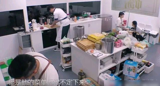  首播|《中餐厅》首播，赵丽颖全程焦虑，还躲到一边偷偷哭了