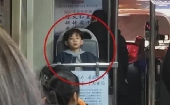 直呼|“高颜值”小男孩坐公交被偷拍,网友看后直呼阿姨等你长大