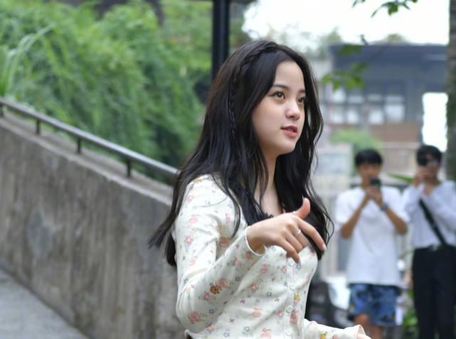  该节目|陈立农娜比新综艺路透，生图颜值依然能打，但这腿是我羡慕不来的