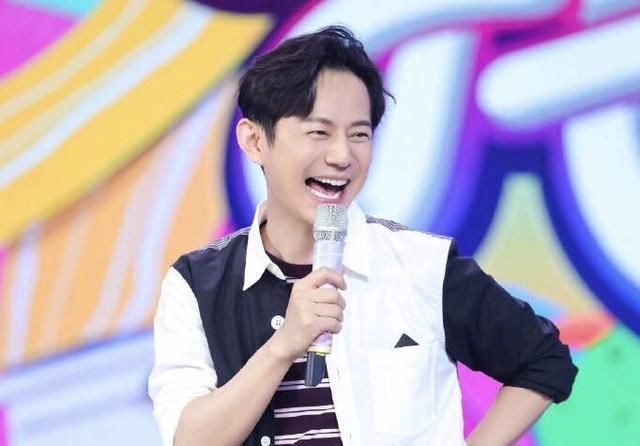  人缘|何炅为啥人缘好？看他这个弯腰的动作就明白了