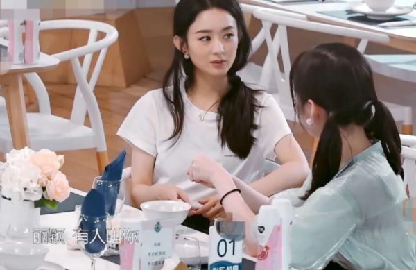  引热议|李浩菲在后厨刷一个小时碗，赵丽颖做的事情引热议：难怪被吐槽