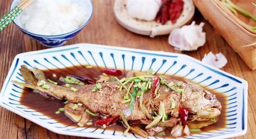 不用|做红烧鱼不用不粘锅,学会这一步,鱼肉鲜嫩入味,鱼皮不破,不碎!