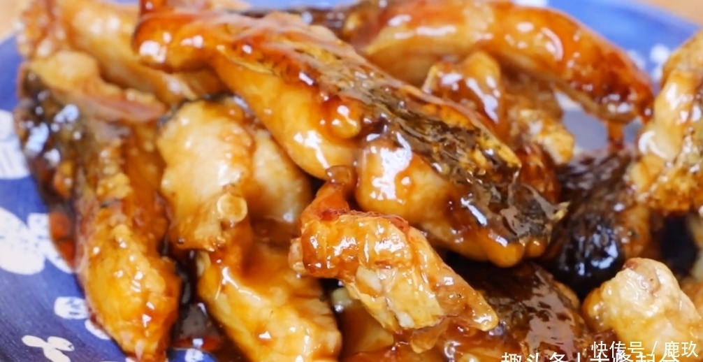 简单|秋天要多吃鱼,不油炸不炖,简单一做营养美味,出锅连汤汁都不剩