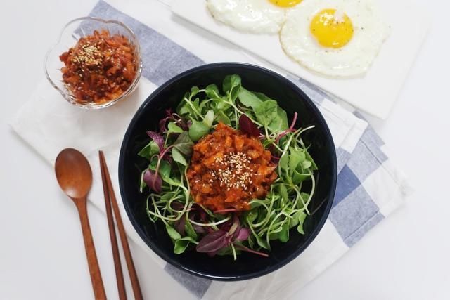 美食|简单美食之《嫩芽菜牛肉盖饭》的做法