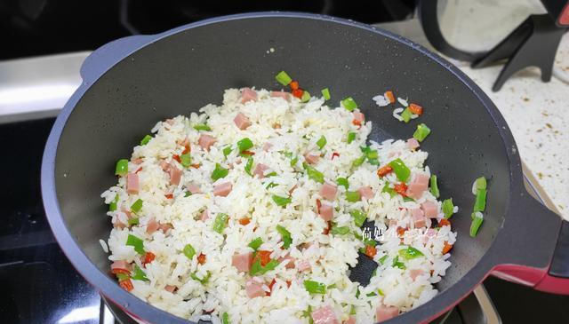 营养|蛋炒饭怎么做好吃?掌握好一点,米饭越吃越香,女儿能吃2碗