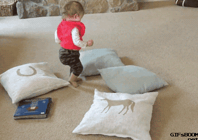  孩子|爆笑GIF：孩子在旁边看着呢？你这么大了怎么还坐呢？